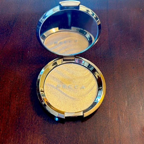 Becca Volcano Goddess Highlighter - Picture 3 of 7